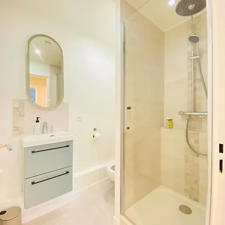 Le Cocon Urbain - Modern 4br With Free Parking, High-speed Wifi, Quick Access To A6 & N7 * Courcouronnes
