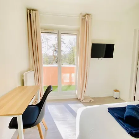 Le Cocon Urbain - Modern 4br With Free Parking, High-speed Wifi, Quick Access To A6 & N7 * Courcouronnes