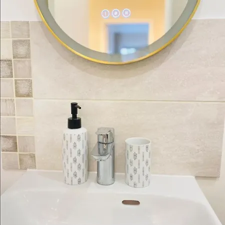 Lejlighed Le Cocon Urbain - Modern 4br With Free Parking, High-speed Wifi, Quick Access To A6 & N7 *