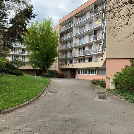 Le Cocon Urbain - Modern 4br With Free Parking, High-speed Wifi, Quick Access To A6 & N7 Courcouronnes